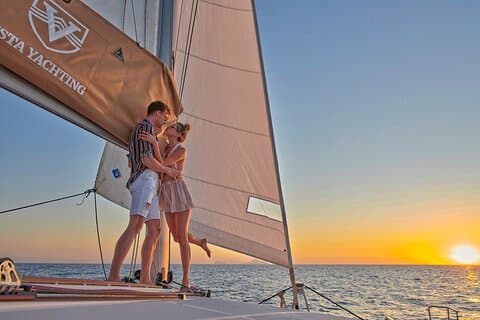 Crucero en catamarán Santorini Platinum con comida, barbacoa y barra libre