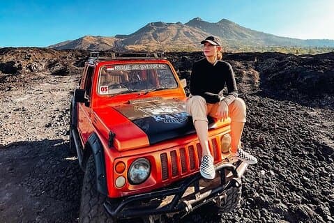 Erkunden Sie die schwarze Lava und den Sand des Mount Batur bei einer privaten Jeep-Tour