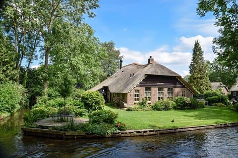 Private Tour of Giethoorn (Dutch Venice) & Batavia Land