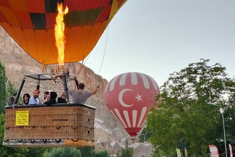 Heldags Cappadocia privat röd turné med ballongtur