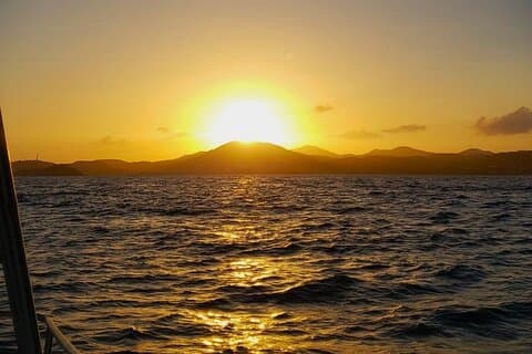 Tramonto sull'acqua + Snorkeling notturno con guida a St. Thomas
