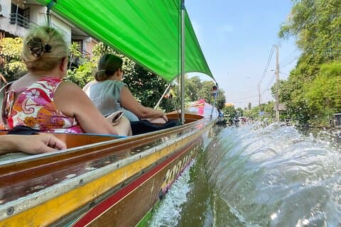 庭園での料理付き、バンコクの小さなチーク材のボート運河プライベート ツアー