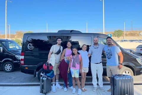 Transfert aller-retour privé à Santorin depuis/vers l'aéroport, le port et l'hôtel
