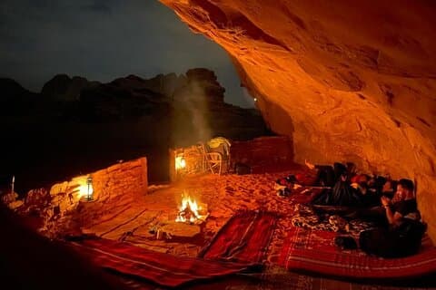 "Wadi Rum Jeep Tour + Bedouin Camp & middag under stjernerne