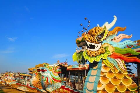Excursion pittoresque en bateau-dragon sur la rivière des Parfums - Ville de Hue