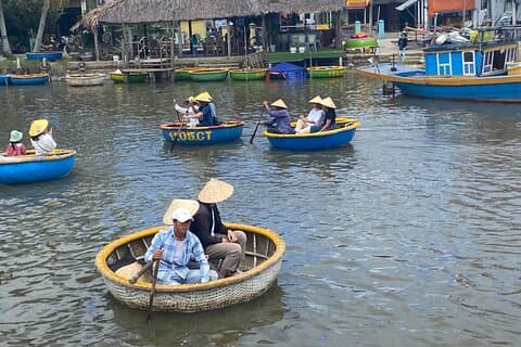 Explorer une promenade en bateau-panier avec la population locale