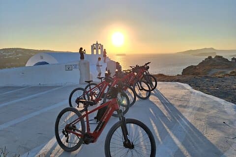 Experiência de passeio ao pôr do sol em bicicleta elétrica em Santorini