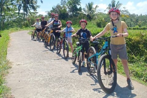Bergab von Kintamani. Gemeinsame Radtouren in Ubud