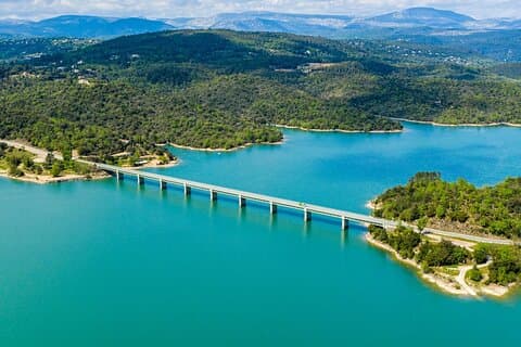 Campo provenzal, pueblos auténticos y tour privado por el lago