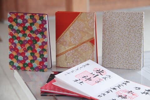Tempel-Stempelbuch-Kunstkurs mit einem Künstler in Shibuya