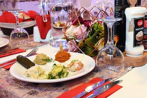 Cena notturna sul Bosforo a Istanbul in crociera
