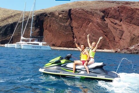 Santorini: Private Entdeckungstour an der Südküste auf einem Jetski
