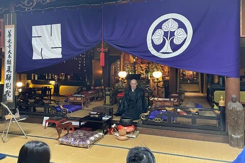 高山で仏教の朝祈り