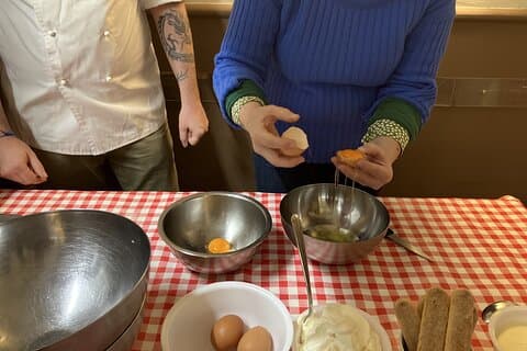 Lezione di cucina a Roma Preparazione della pasta cacio e pepe e tiramisù