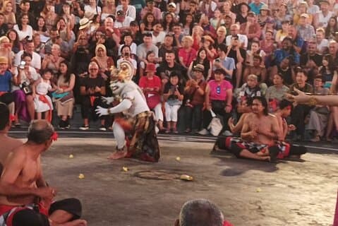 Spektakulärer Kecak Dance Uluwatu und Jimbaran Beach