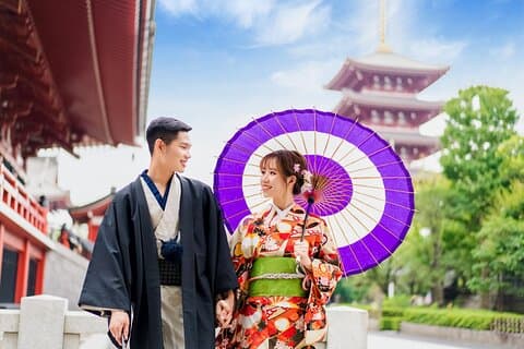 Prezzo speciale servizio fotografico commemorativo di kimono per coppia (2 persone) ad Asakusa, Tokyo Offerta di noleggio kimono HANAYAKA e yukata