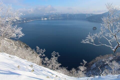 Schneeschuhwandern am äußeren Rand der Caldera am Lake Mashu