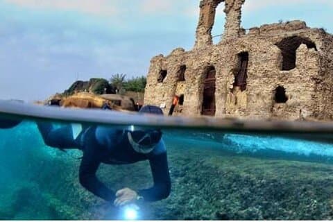 Schnorcheln in der versunkenen Stadt Baia.The Underwater Pompeii