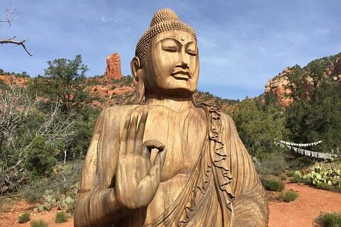 Méditation matinale et guérison sonore au parc de la paix de Sedona Stupa