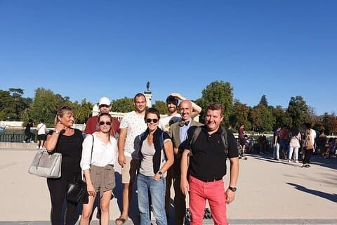 Tour a piedi dei punti salienti e dei tesori nascosti di Madrid con una guida