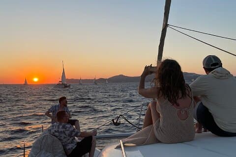 Croisière à la voile au coucher du soleil à Santorin : dîner, barbecue, open bar, transferts