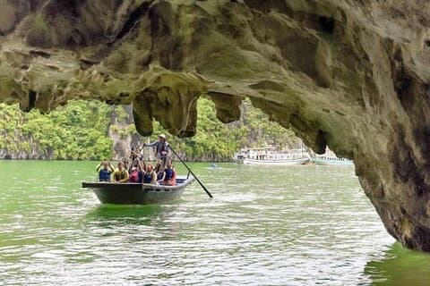Heldagskryssning i Ha Long Bay inkluderar transport, kajak