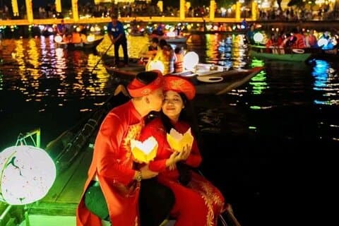 Bootsfahrt auf dem Hoai-Fluss bei Nacht mit Laternensteigen