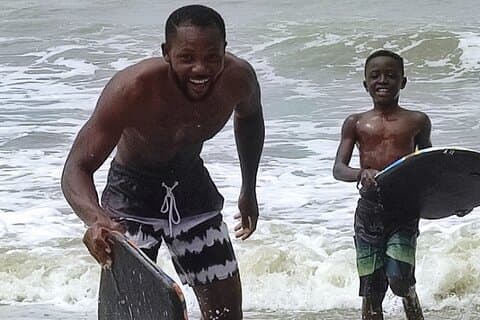 Experiencia de surf privada en Accra con recogida