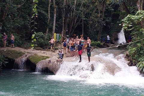 Excursão privada às Cataratas do Rio Dunn e Blue Hole saindo de Ocho Rios