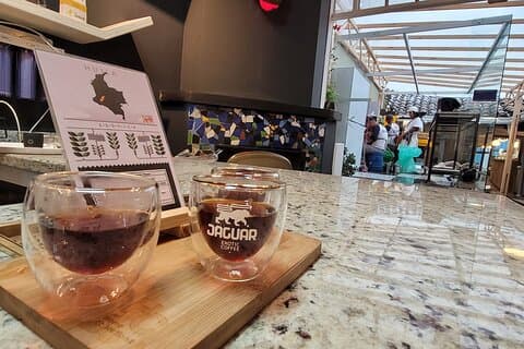 Fullständig exotisk kaffeupplevelse: Provsmakning, rostning och filtrerad