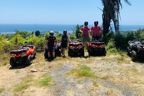 Passeio guiado de quadriciclo pela Mountain Dirt Road com vista para Roatan