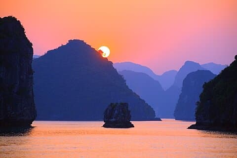 Cat Ba Island - Lan Ha Bay Sunset Tour med kajaksejlads og svømning