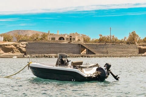 Mieten Sie ein Boot mit 30/50 PS-Motor in Santorini ohne Führerschein