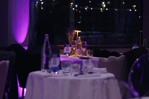 Paris Gourmet Dinner Seine River Cruise med Singer og DJ Set