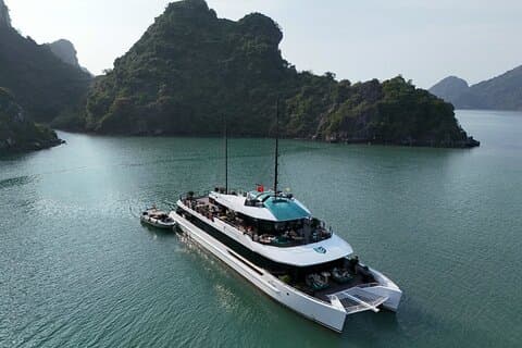 Croisière d'une journée de luxe en catamaran d'Halong vers la baie de Lan Ha depuis le port