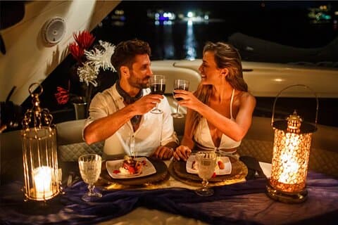 Jantar romântico privativo em catamarã com navegação noturna