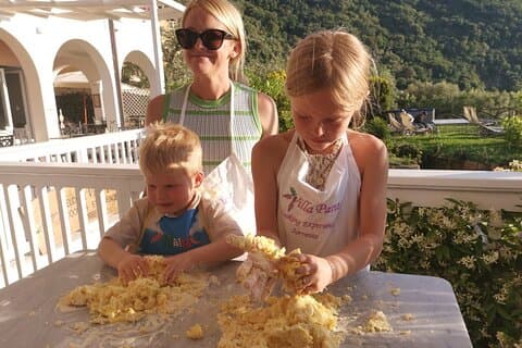 Aula de culinária e passeio guiado por uma fazenda nas colinas de Sorrento
