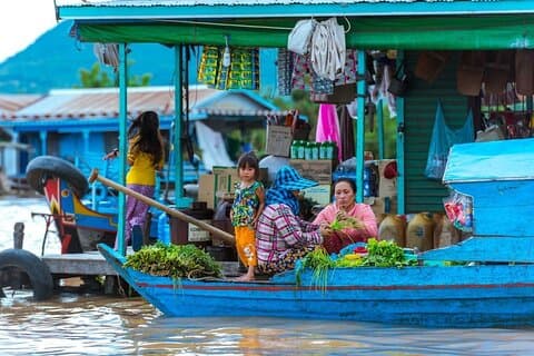 Halve dag drijvend dorp aan het Tonle Sap-meer nam deel aan de tour