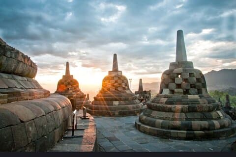 Alba di Borobudur dalla collina di Setumbu, dal vulcano Merapi e da Prambanan