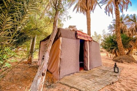 Authentisches Wüstenoasencamp in den Dünen von Merzouga zur Übernachtung