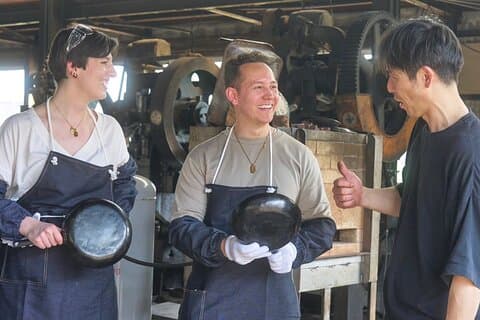 Tour único de fabricação de frigideiras