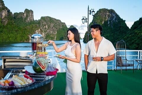 Hanoi: VIP-kryssning i Halong Bay med kajak, grottor och limousine