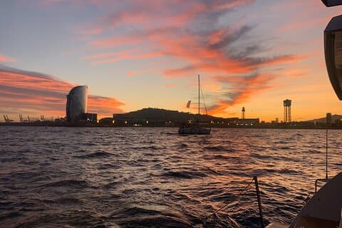 Barcelona: Solnedgang fra havet med musikk og drikke