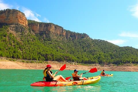 Tour privato di un giorno intero in kayak e sorgenti termali