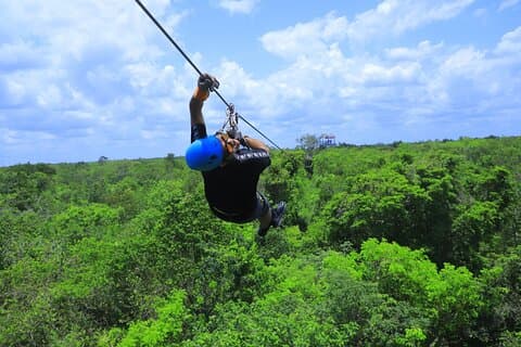 Cenote Jungle Adventure mit Zipline-Rundkurs, Transport & Snacks