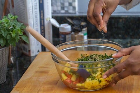 Aula de culinária tradicional mexicana com salsa e chef local