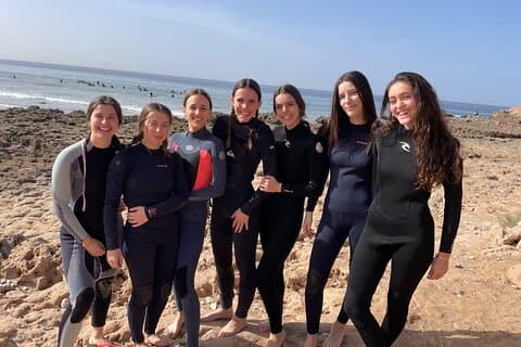 Plongez dans l'aventure avec nos cours de surf sur mesure !