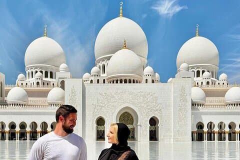 Tour privado de um dia inteiro em Abu Dhabi com visita à Grande Mesquita e Palácio