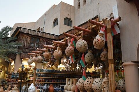 Nizwa Souq, Nizwa Fort & Jabreen Castel avec repas omanais