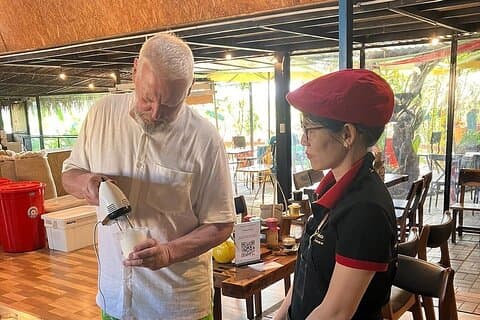 Hoi An met la main sur la fabrication de cours de café vietnamien